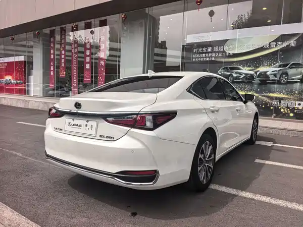 Lexus ES 2023