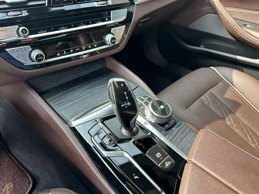 BMW 5 Series 2021 — фото 10