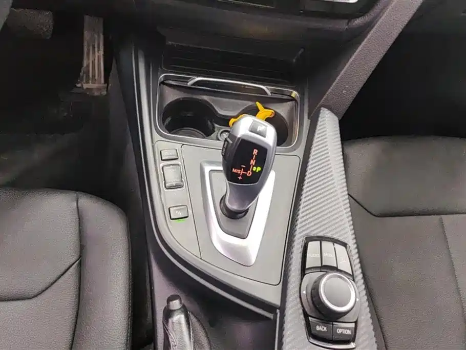 BMW 3 Series 2017 — фото 16