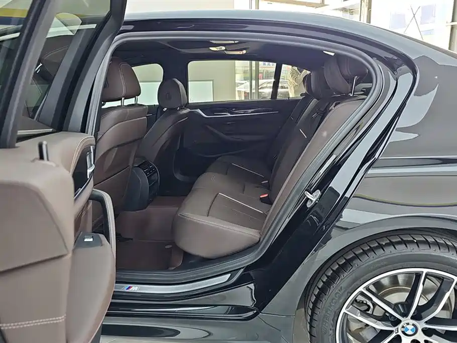 BMW 5 Series 2023 — фото 11