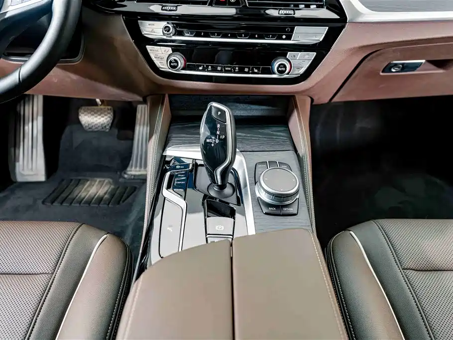 BMW 5 Series 2021 — фото 12
