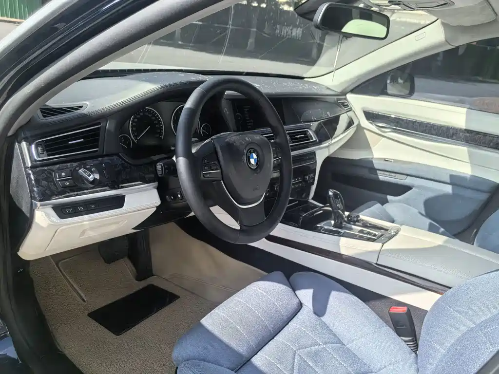 BMW 7 Series 2010 — фото 11