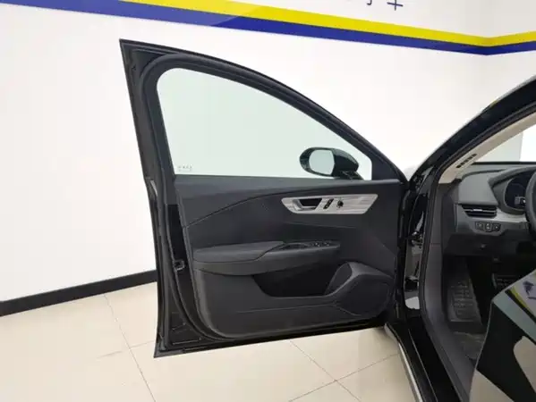 Hongqi E-QM5 2025
