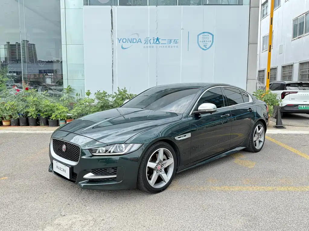 Jaguar XE 2016 — фото 18