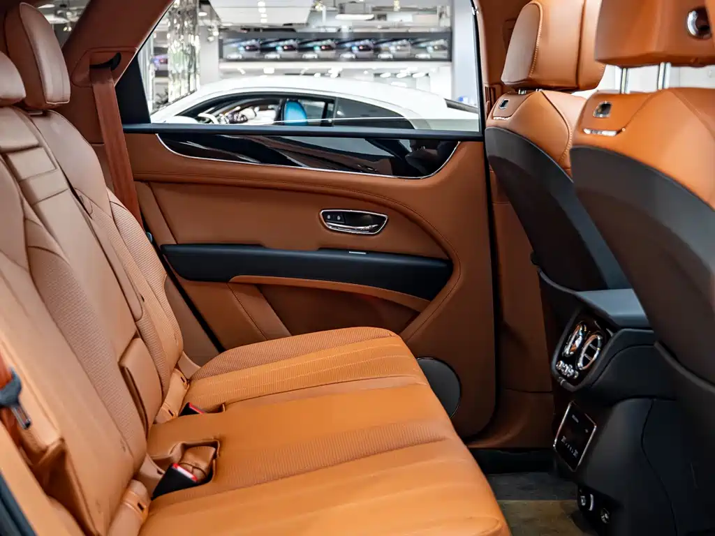 Bentley Bentayga 2023 — фото 10