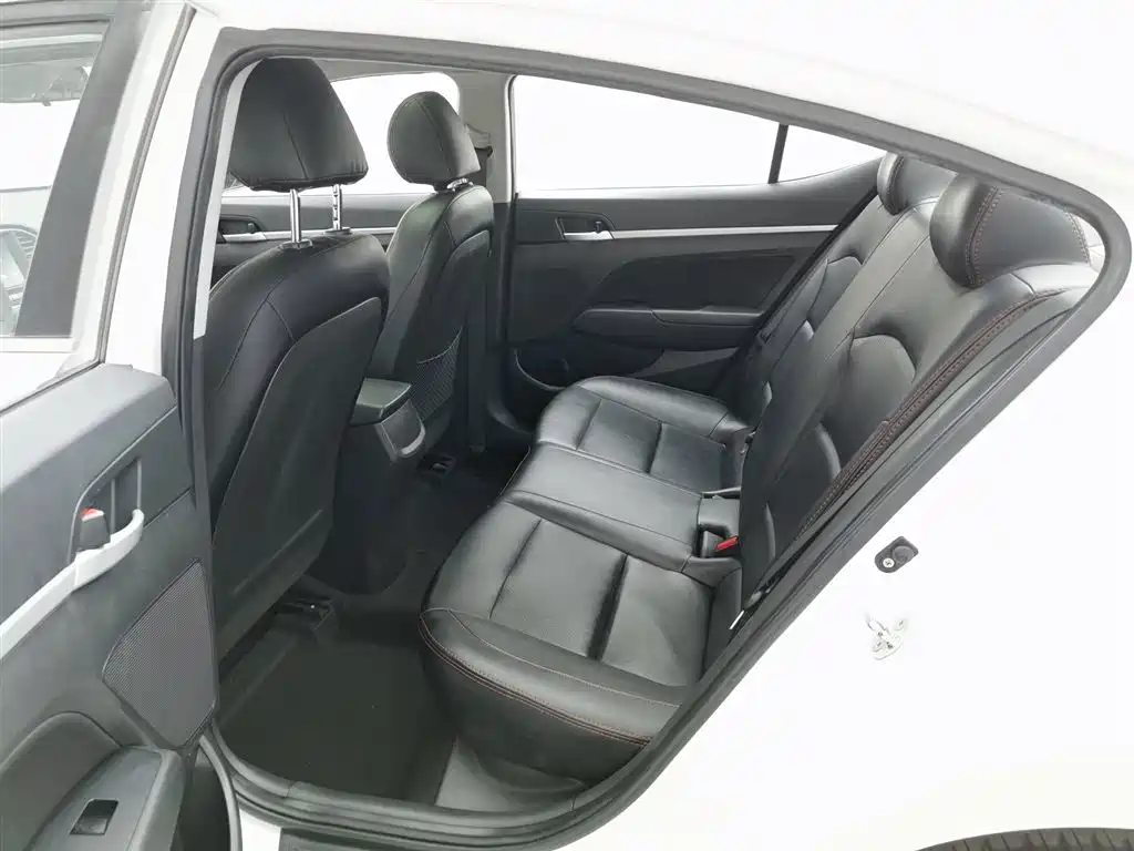Hyundai Elantra 2018 — фото 15