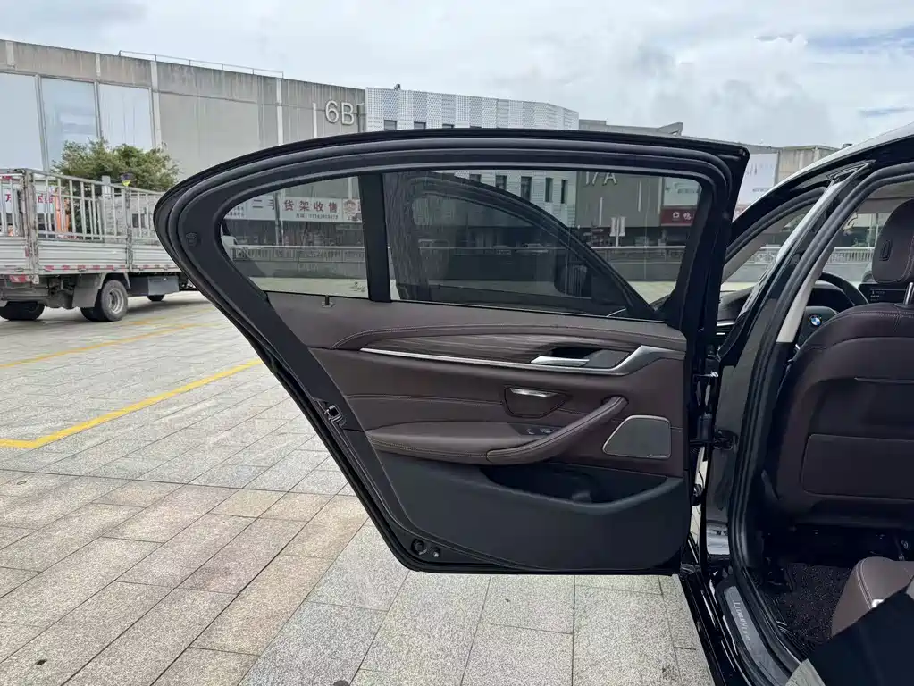 BMW 5 Series 2022 — фото 15