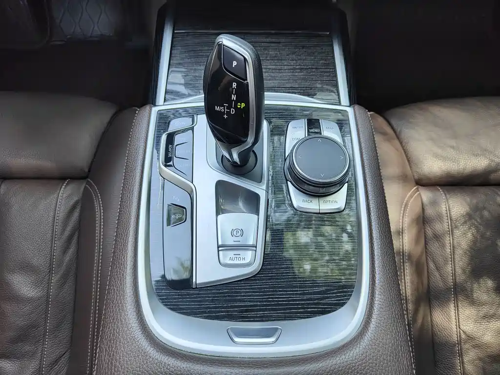 BMW 7 Series 2017 — фото 15