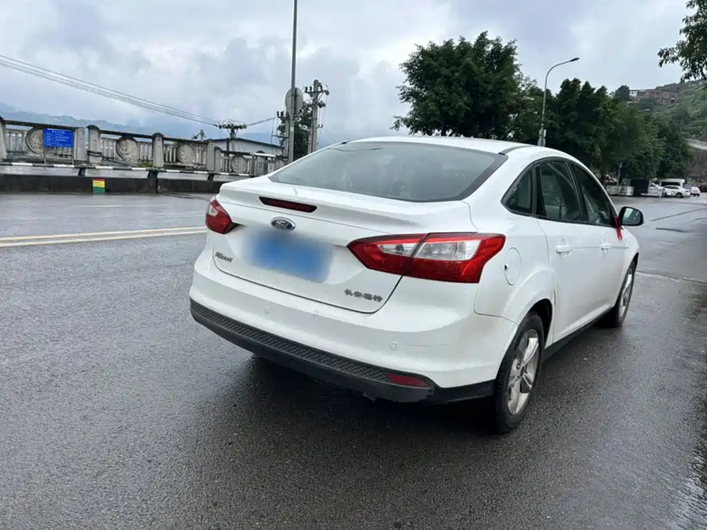 Ford Focus 2014 — фото 16