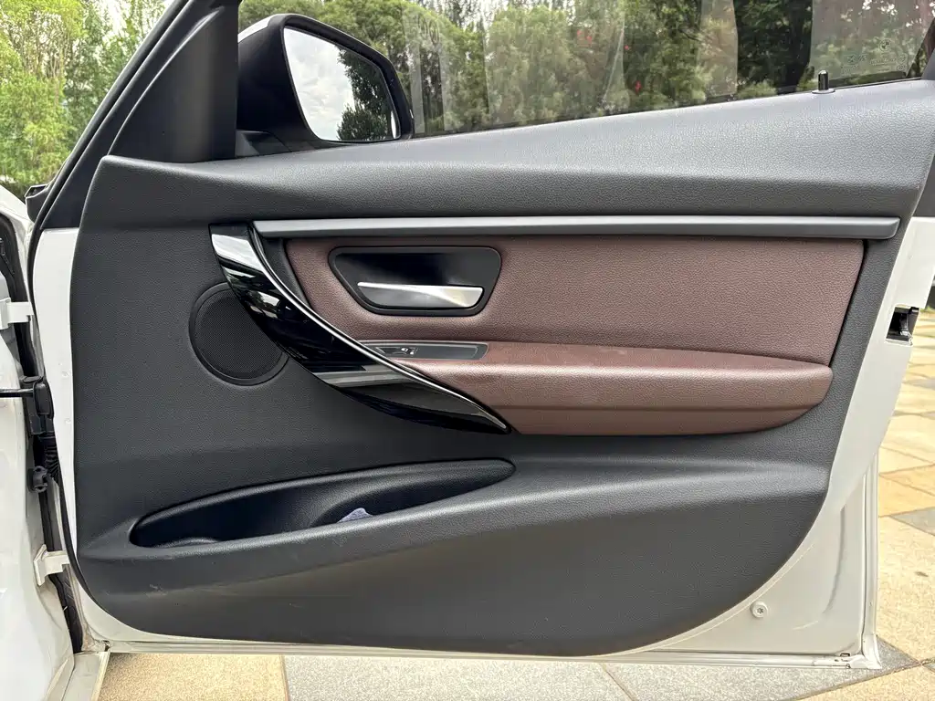 BMW 3 Series 2019 — фото 17