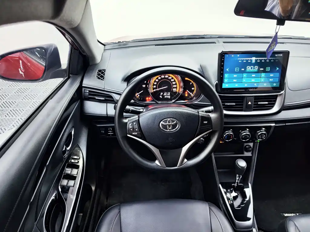 Toyota Yaris L 2023 — фото 9