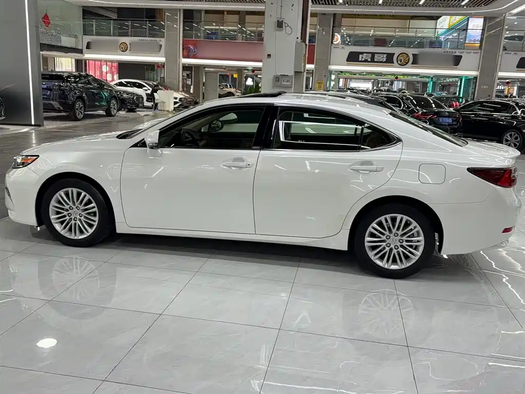 Lexus ES 2017 — фото 16