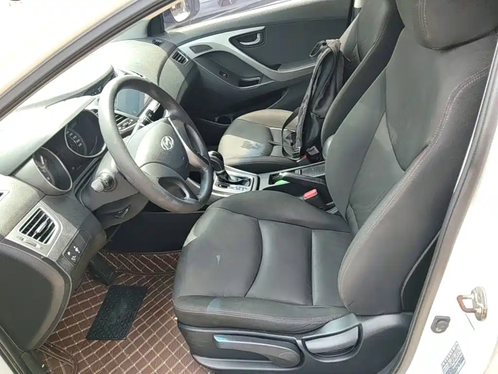 Hyundai Elantra 2017 — фото 15