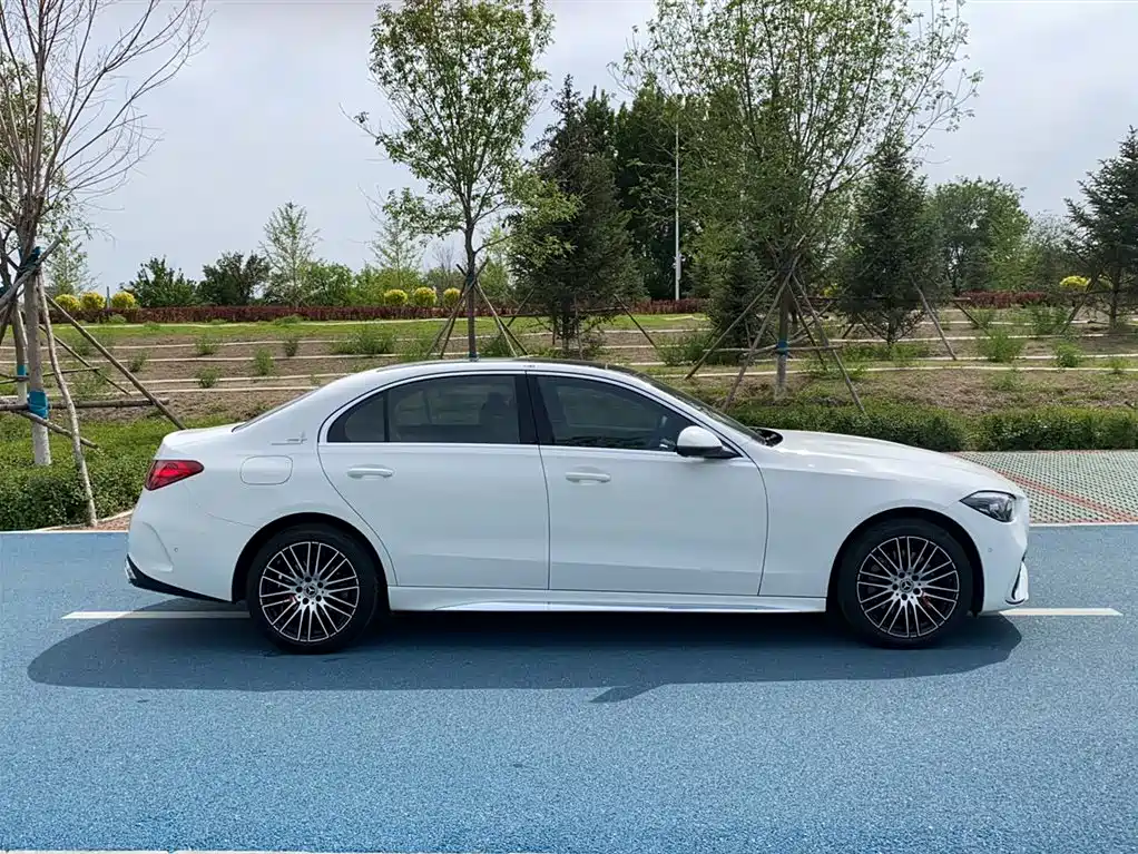 Mercedes-Benz C-Class 2025 — фото 4