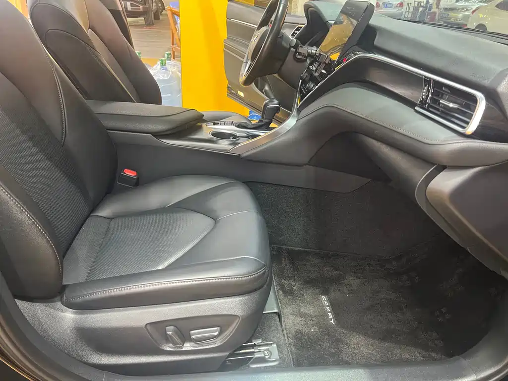 Toyota Camry 2023 — фото 13