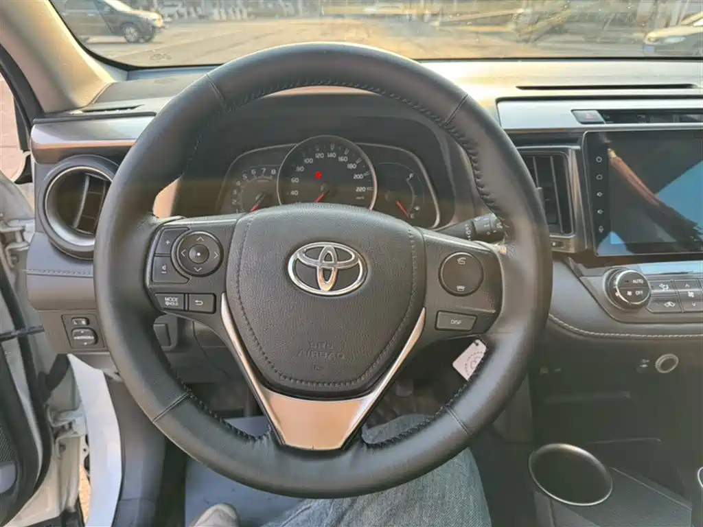 Toyota RAV4 2016 — фото 15