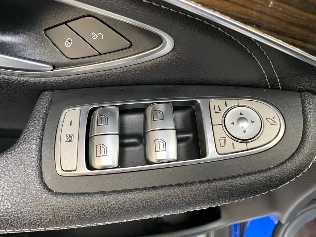 Mercedes-Benz GLC 2018 — фото 16