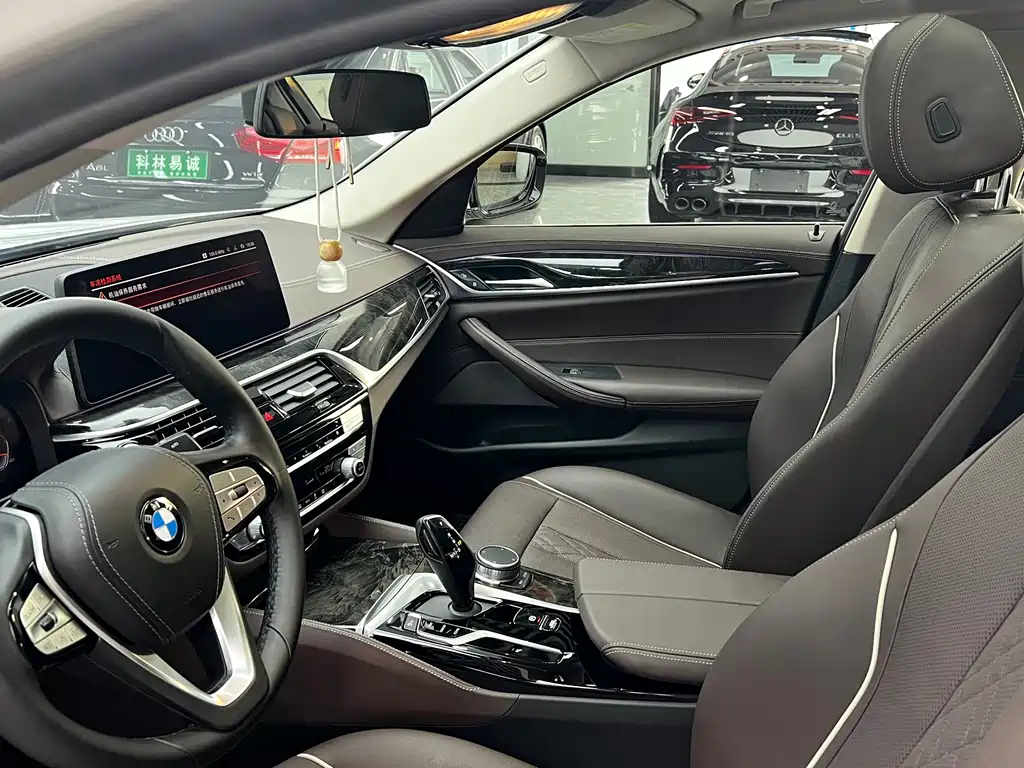 BMW 5 Series 2021 — фото 15