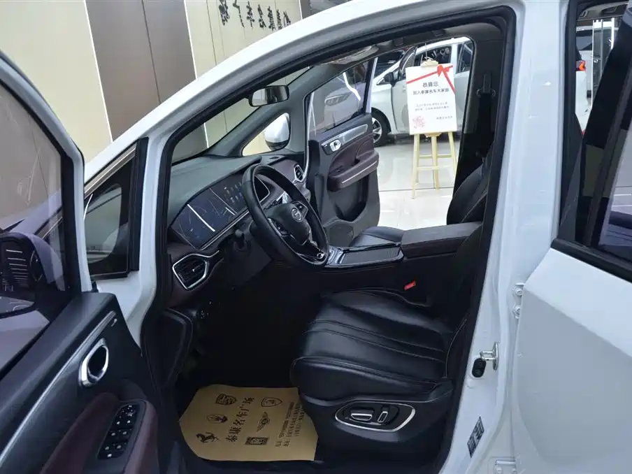 GAC Motor Trumpchi M6 2023 — фото 4
