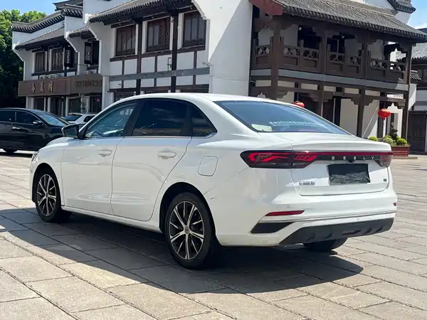 Geely Emgrand 2022