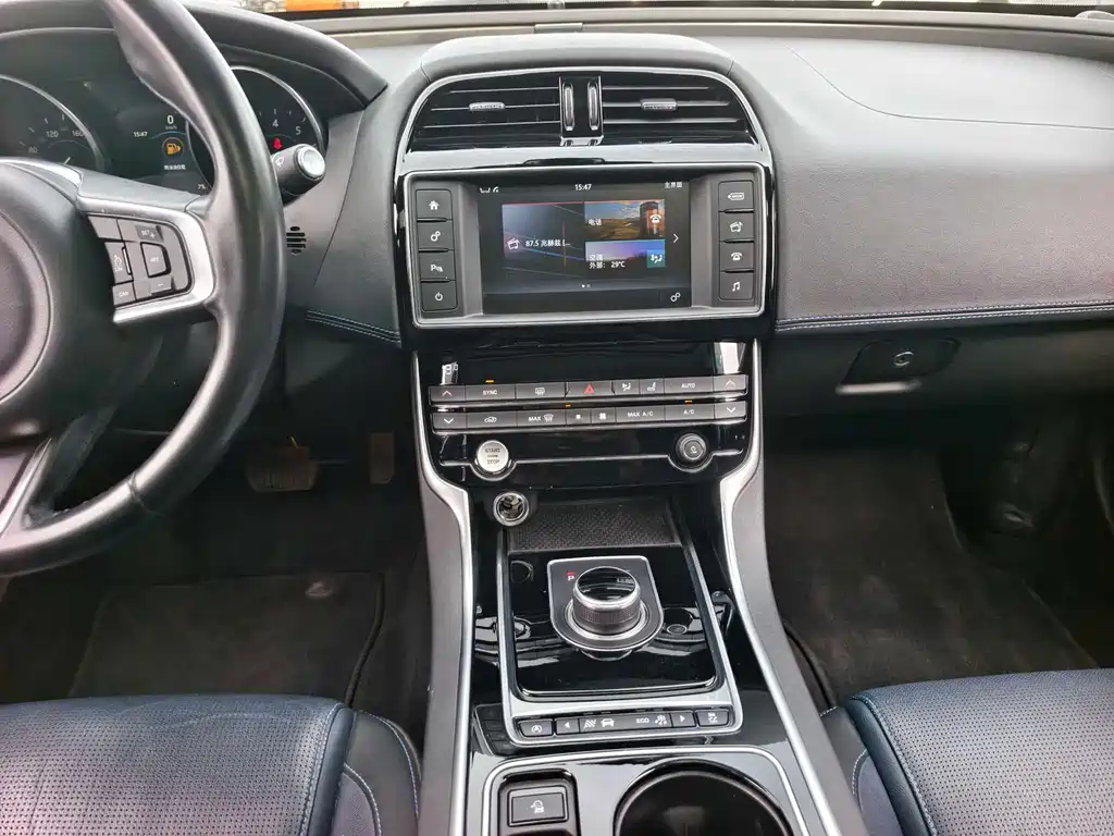 Jaguar XE 2017 — фото 10