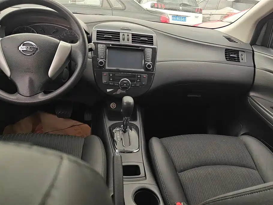 Nissan Tiida 2015 — фото 13
