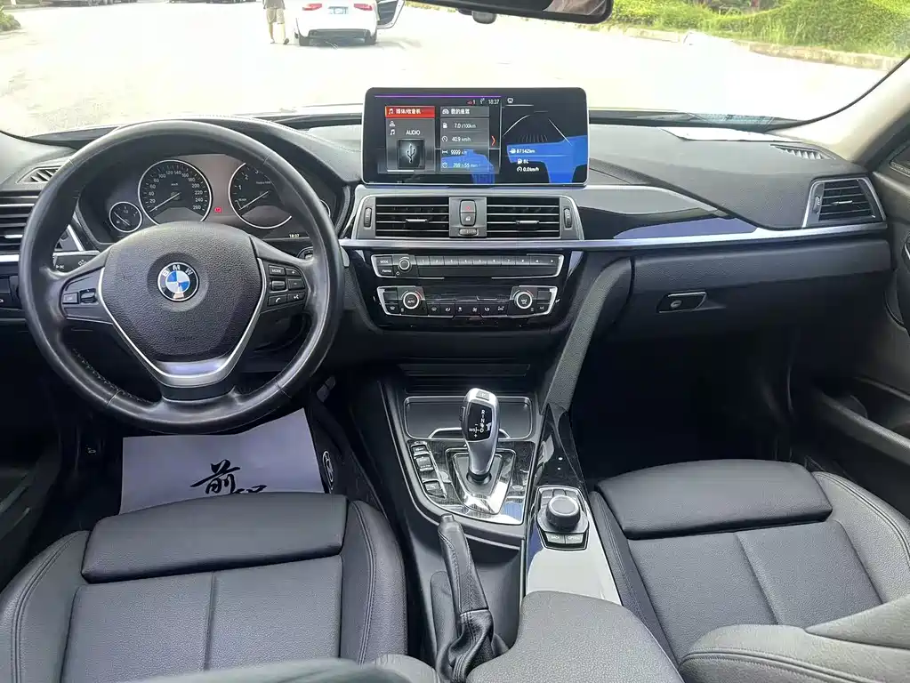 BMW 3 Series 2018 — фото 10