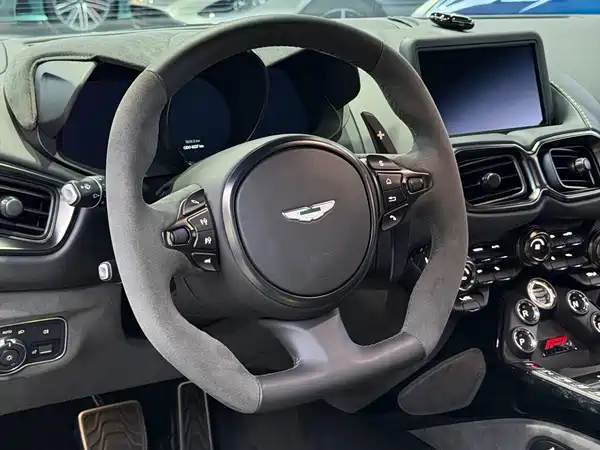Aston Martin V8 Vantage 2023