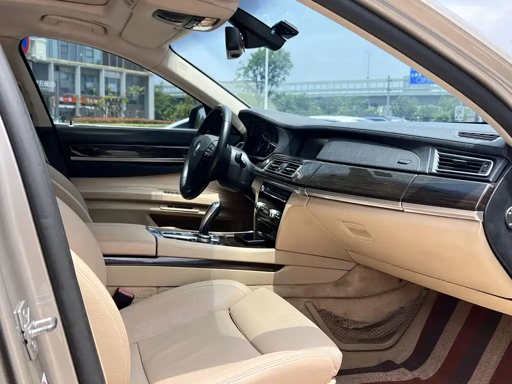 BMW 7 Series 2010 — фото 10