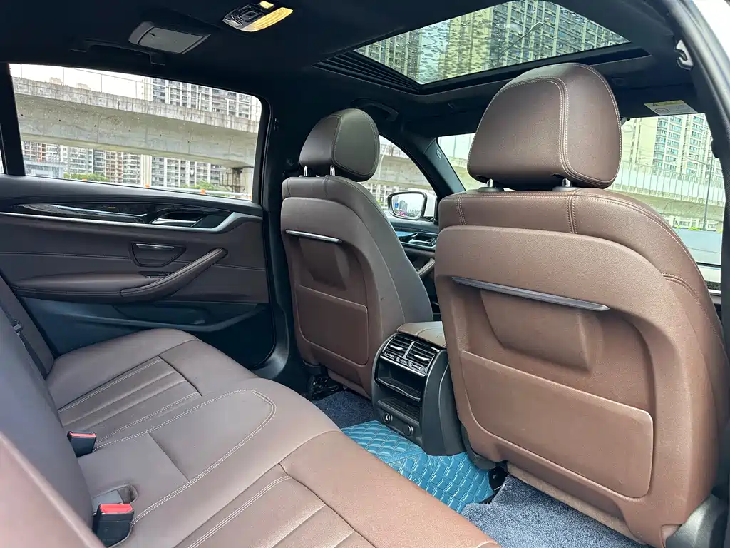 BMW 5 Series 2019 — фото 10