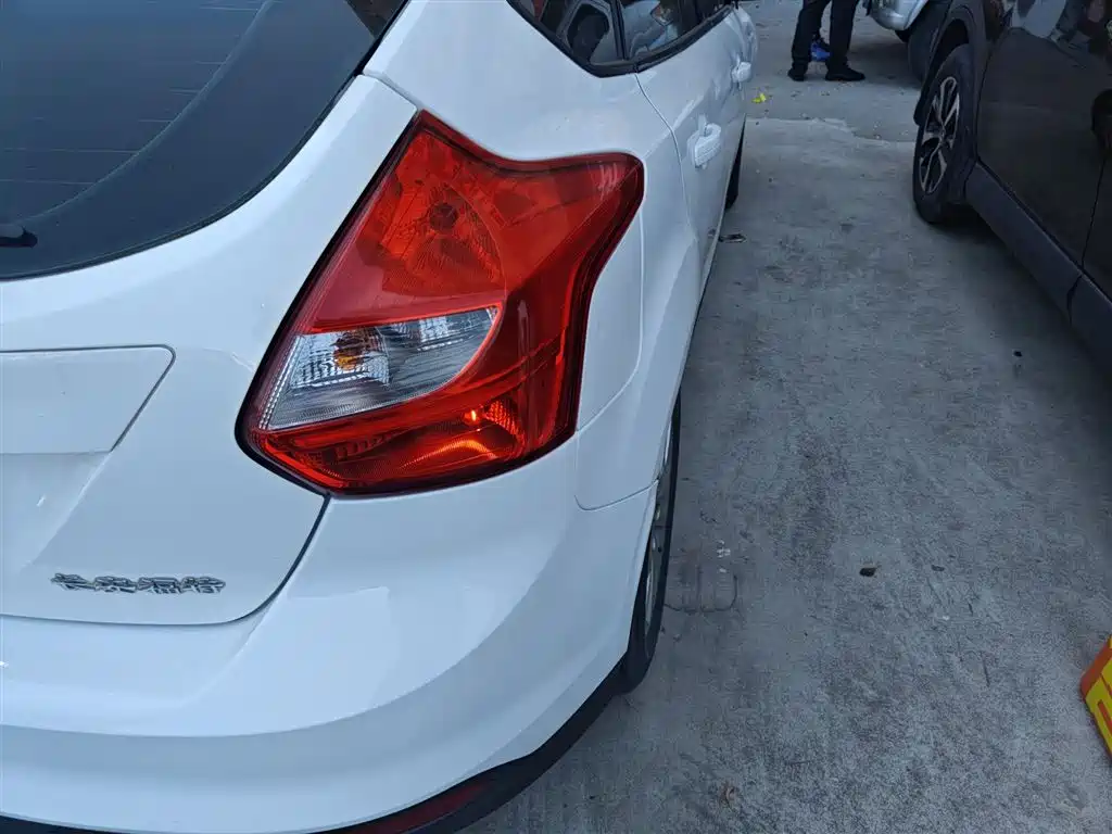 Ford Focus 2015 — фото 24