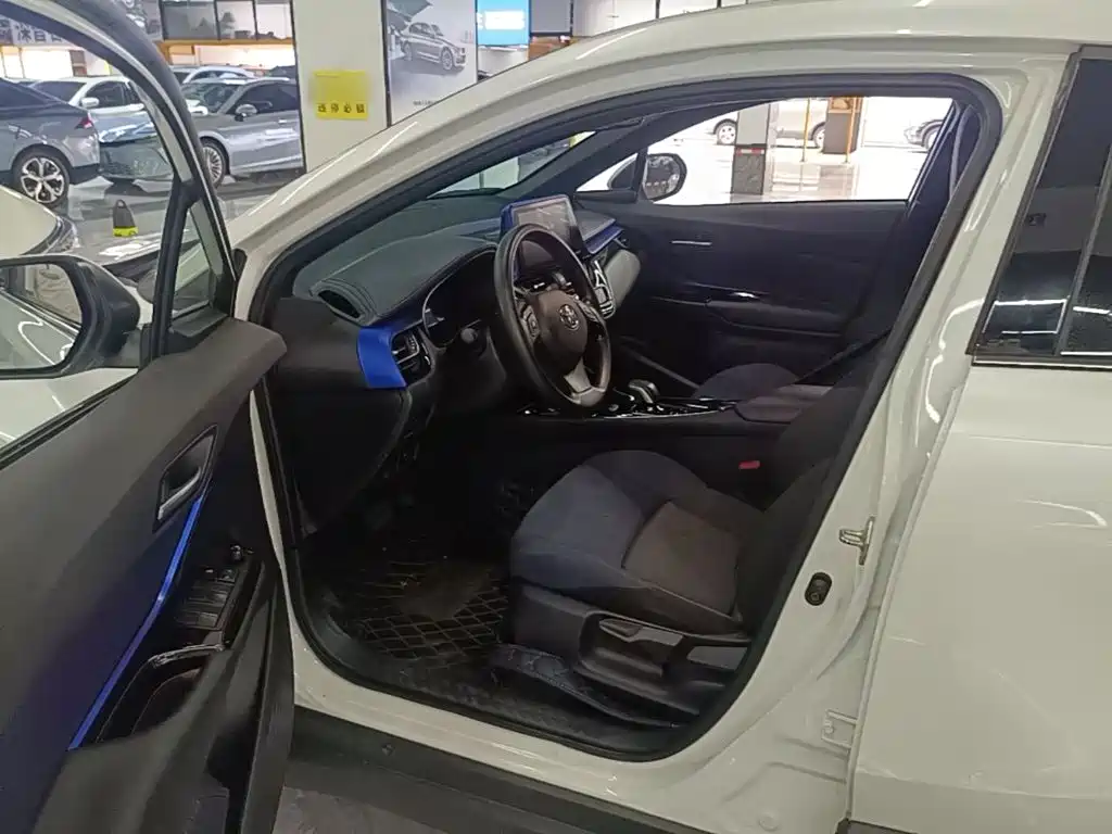 Toyota C-HR EV 2022 — фото 16