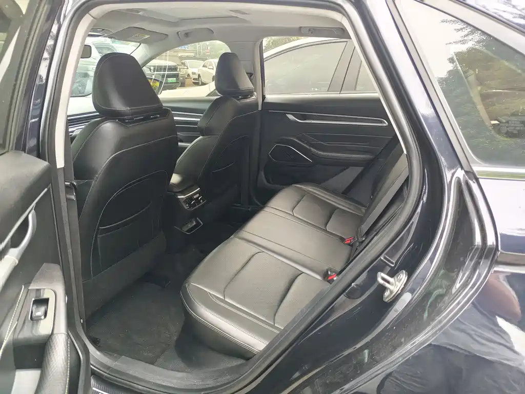 Geely Emgrand 2022