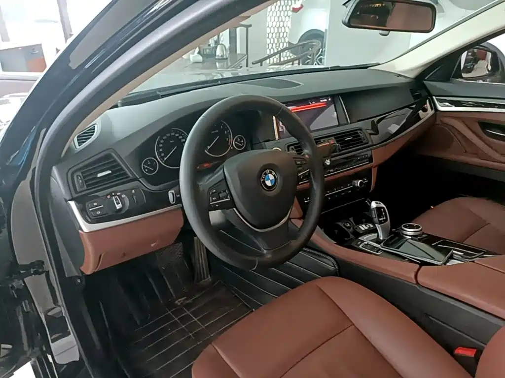 BMW 5 Series 2017 — фото 10