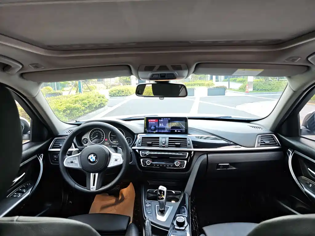BMW 3 Series 2018 — фото 10
