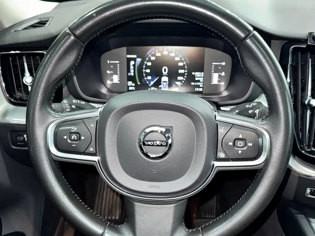 Volvo XC60 2020 — фото 22