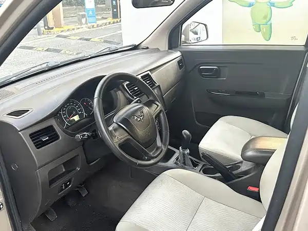 Wuling Rongguang V 2015