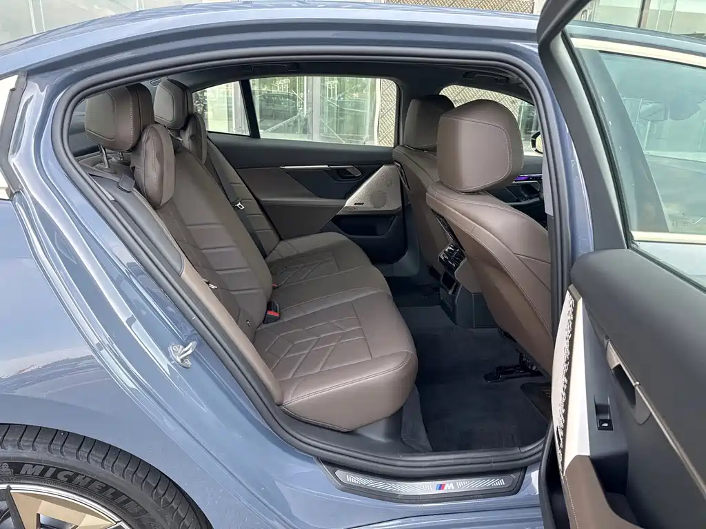 BMW 5 Series 2025 — фото 13