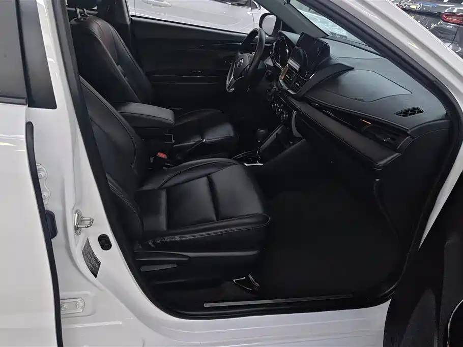 Toyota Yaris L 2022 — фото 8