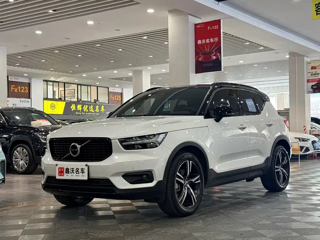 Volvo XC40 2021 — фото 1
