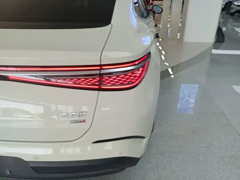 BYD Seal 07 DM-i 2025 — фото 8