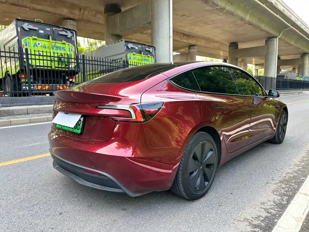 Tesla Model 3 2025 — фото 10