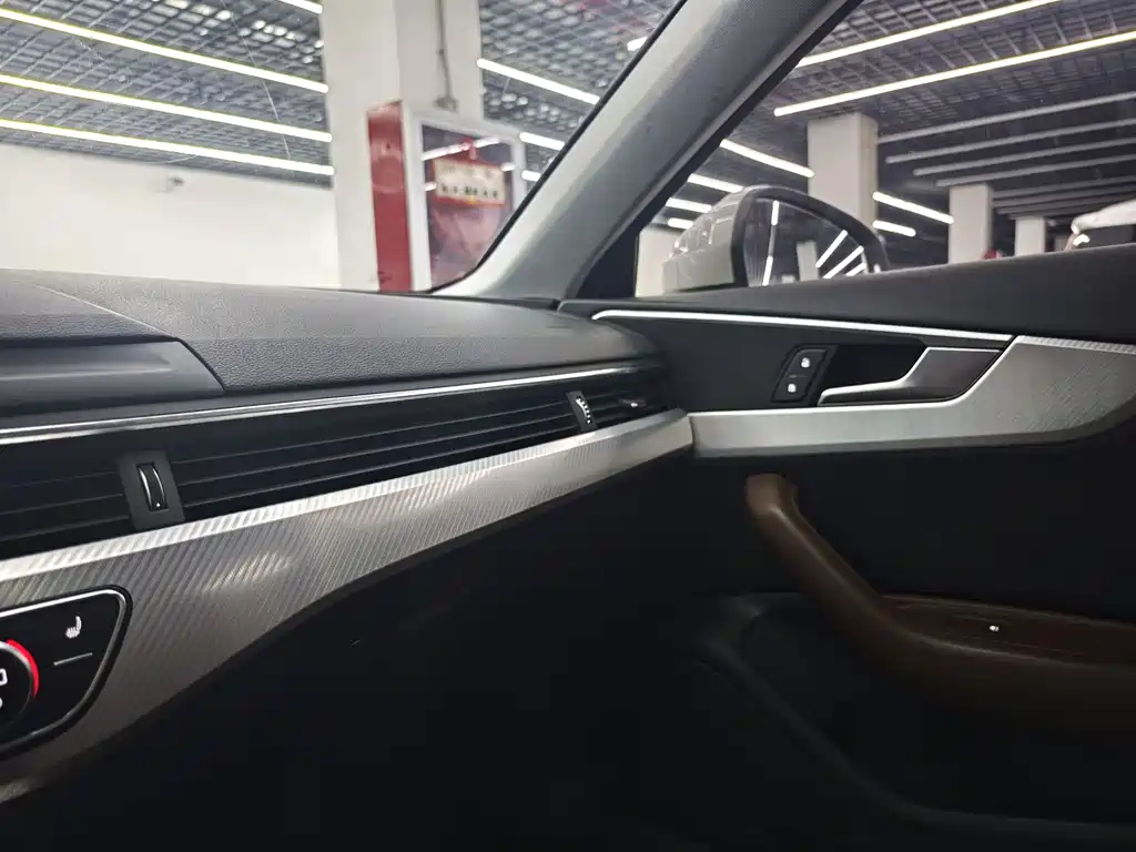 Audi A4L 2018 — фото 16
