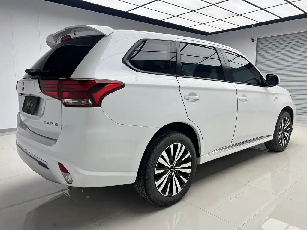 Mitsubishi Outlander 2021 — фото 7