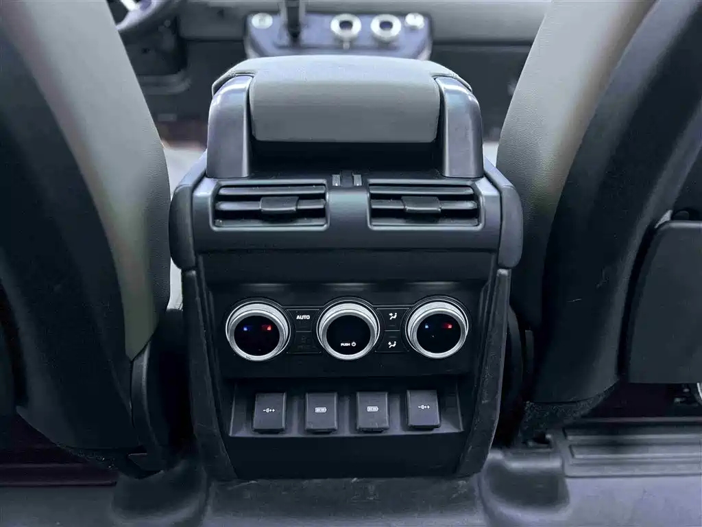 Land Rover Defender 2020 — фото 18