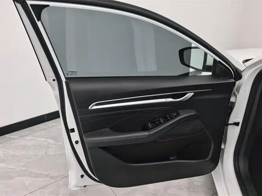 Geely Emgrand 2025