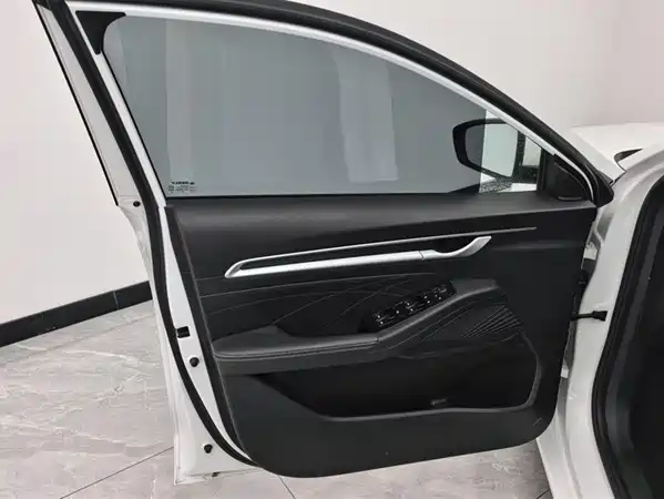 Geely Emgrand 2025