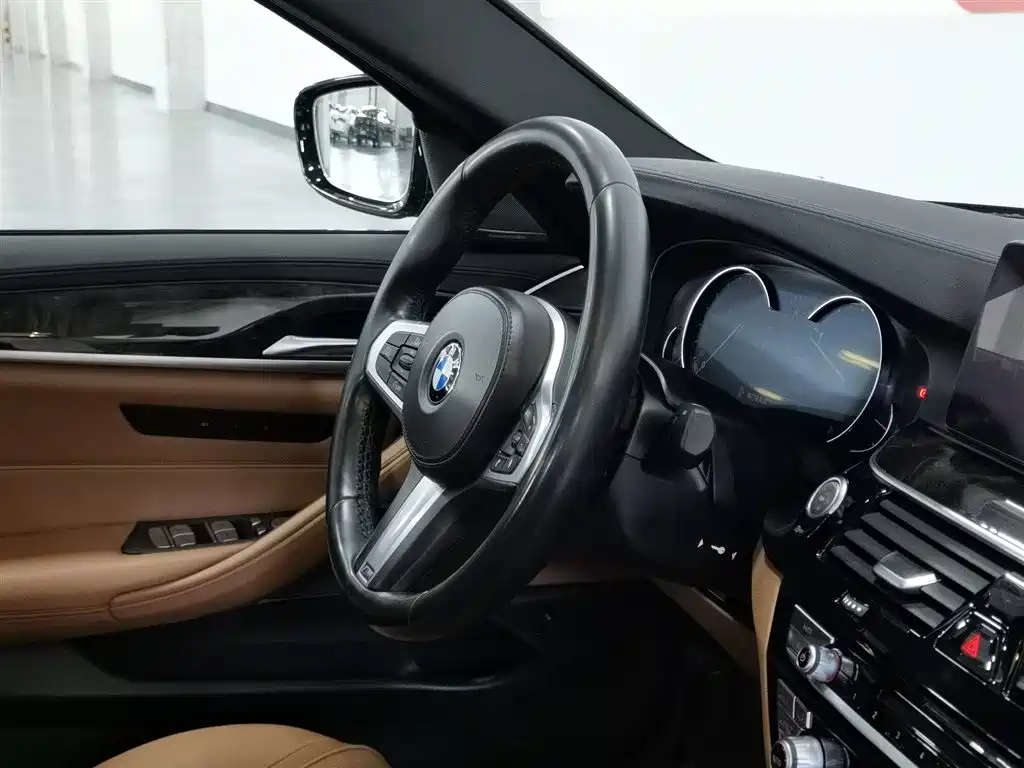 BMW 5 Series 2018 — фото 22