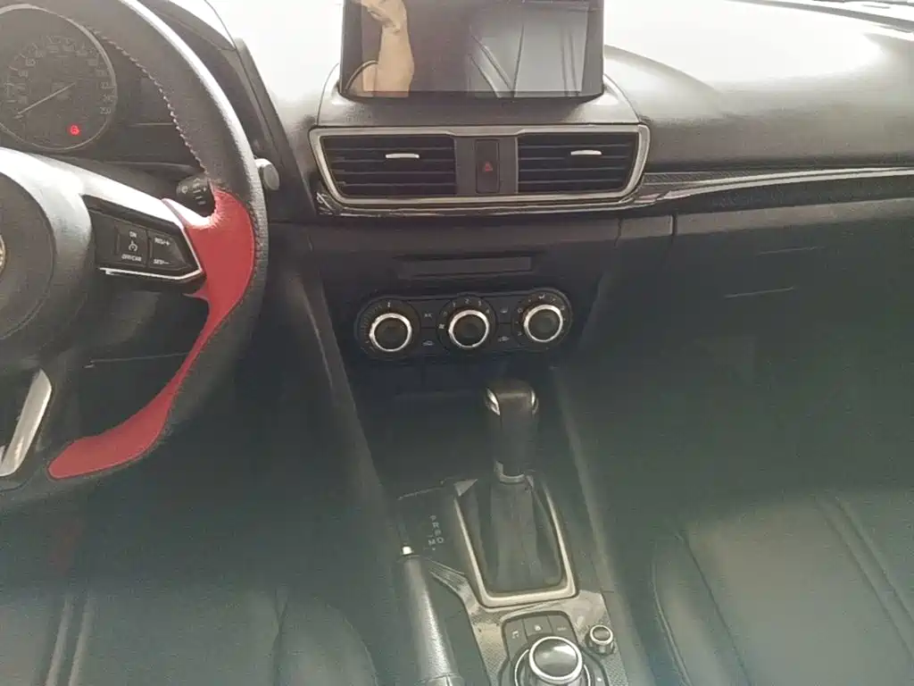 Mazda 3 Axela 2018 — фото 13