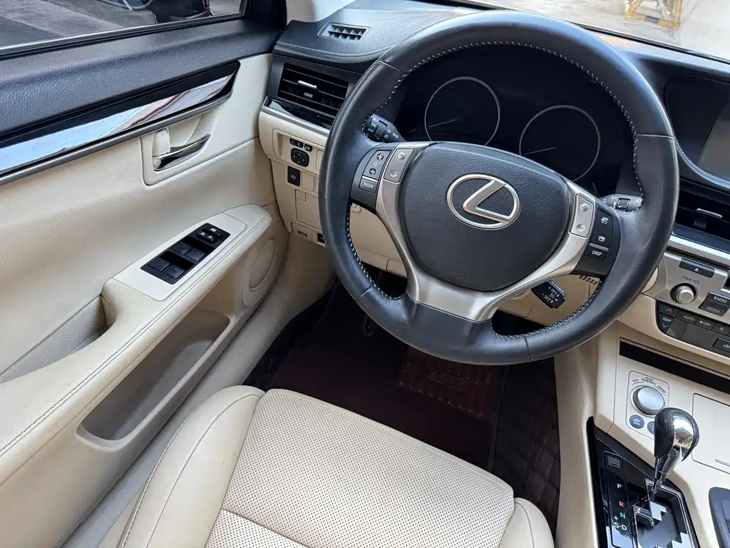Lexus ES 2015 — фото 10